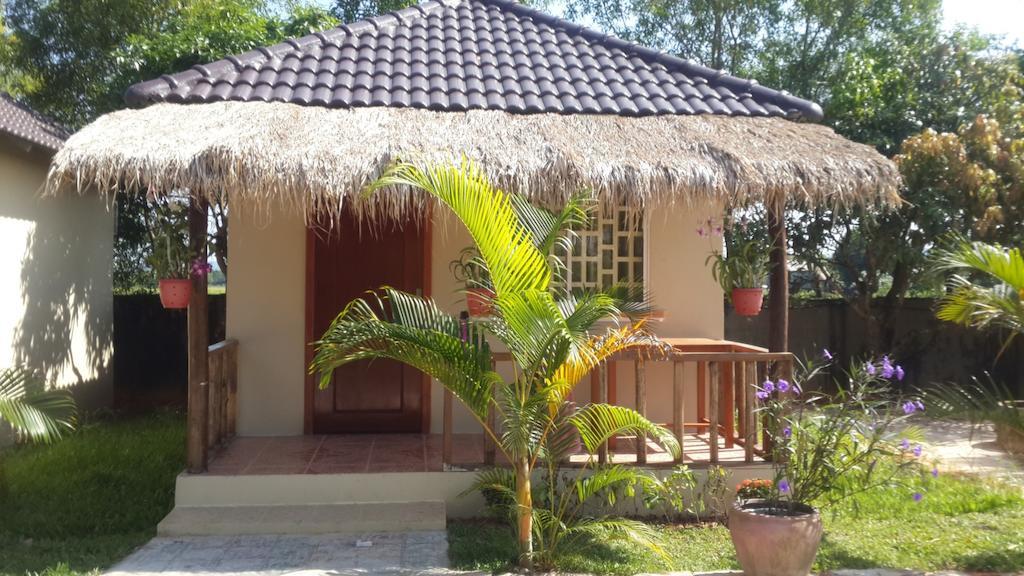 The Moonflower Bungalow Hotel Sihanoukville Exterior photo